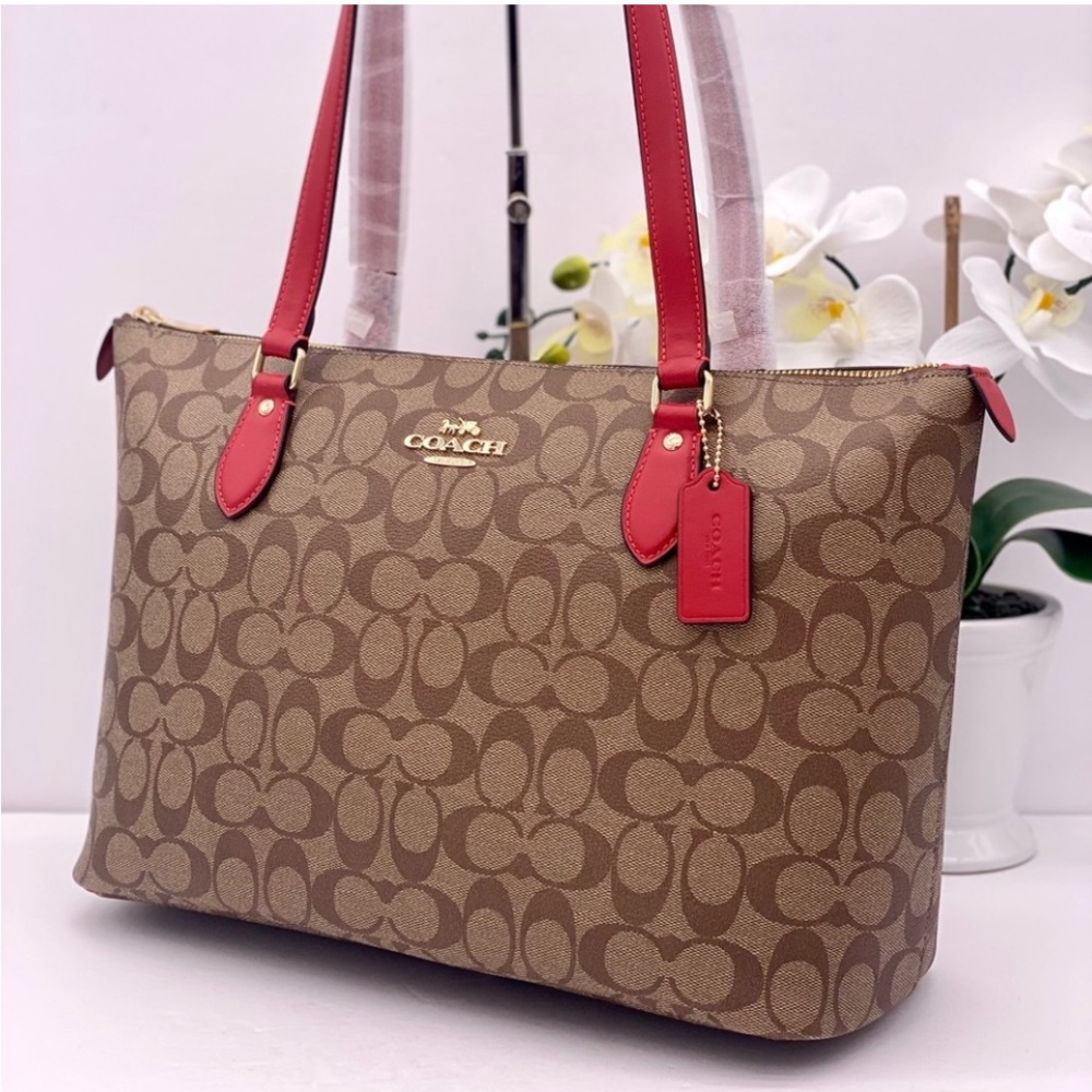 Coach Gallery Tote In
Signature Canvas
$178 $378 - Picture 11 of 14